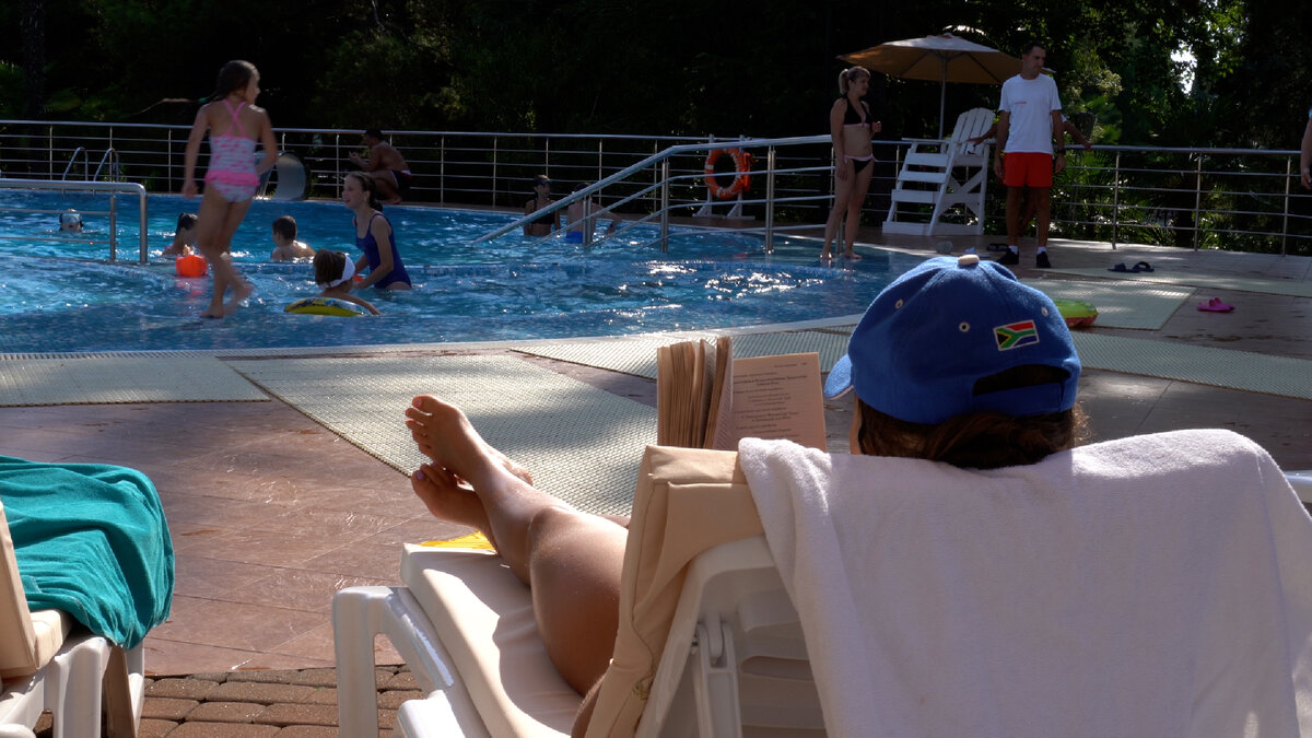 Если кто-то думает, что можно выставить на продажу квартиру в Авито и поехать на отдых в Сочи, и при этом выгодно продать, — то он глубоко ошибается. Необходимо постоянно отслеживать ситуацию путём звонков, а не проводить время за чтением книг.