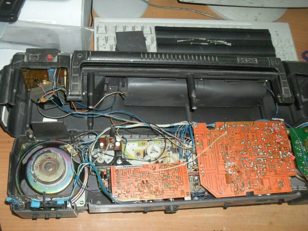 Иж 308С внутри, динамики тут используются другие, непохожие на те которые ставили в ИЖ 306. 