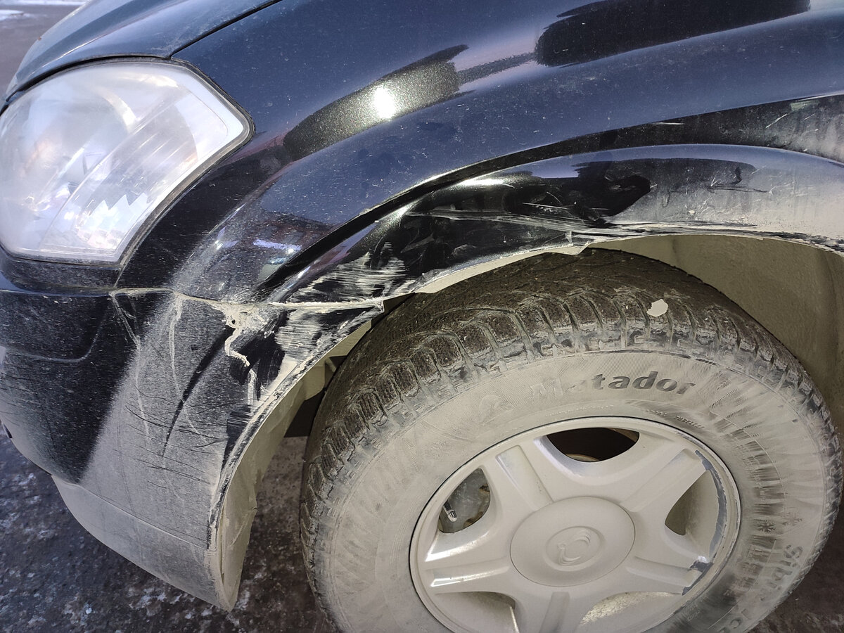 Крыло, бампер зашоркались. Бампер еще кусочка лишился.