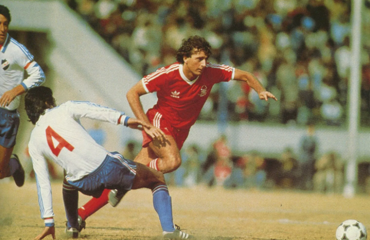 Атакует Тревор Френсис - один из лидеров Ноттингем Форест