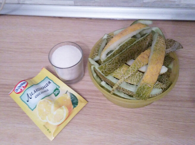 Чтобы приготовить цукаты нужны дынные корки, сахар, лимонная кислота и вода.