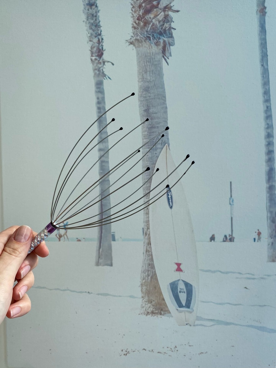 если не любите массажировать голову руками, есть такая прекрасная вещь за 100-150 рублей - массажер "Мурашка"