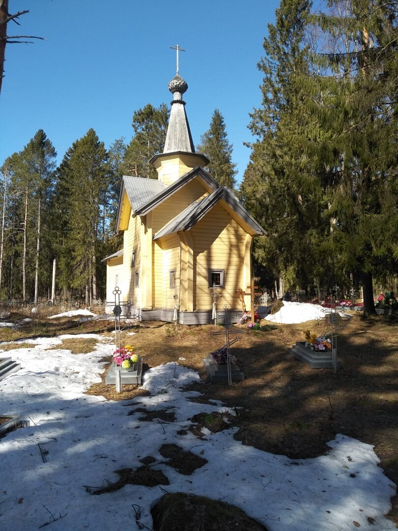 Церковь расположена на  кладбище за деревней Мегрега. 