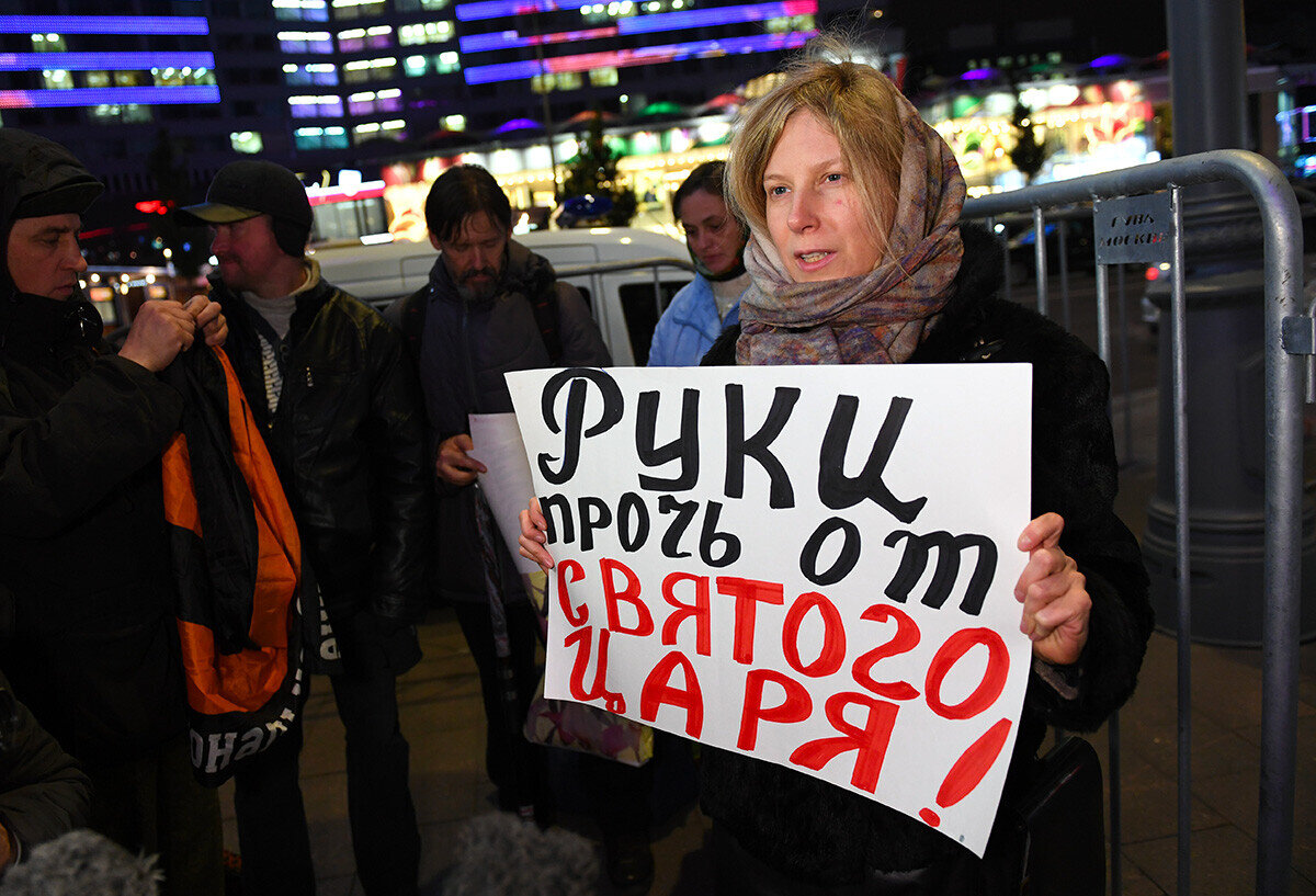 Участница одиночного пикета против фильма Алексея Учителя "Матильда" перед его премьерой в киноцентре "Октябрь" в Москве. Екатерина Чеснокова/Sputnik