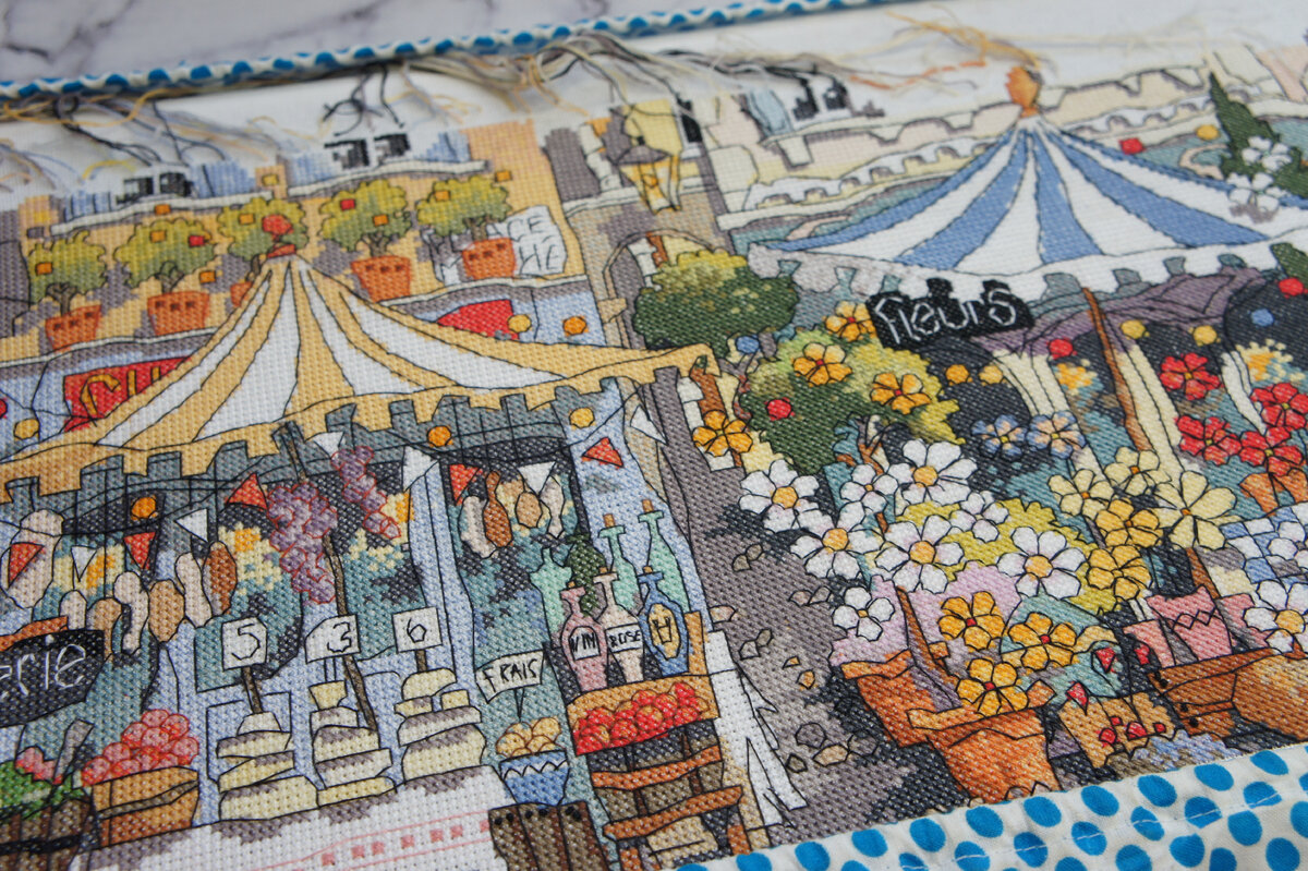 Парижский рынок от Майкла Пауэлла, который я до сих пор вышиваю. Обратите внимание на бекстич, который в этой работе играет самую главную роль, без него вышивка выглядела бы, как месиво из  разноцветных квадратов и полос.