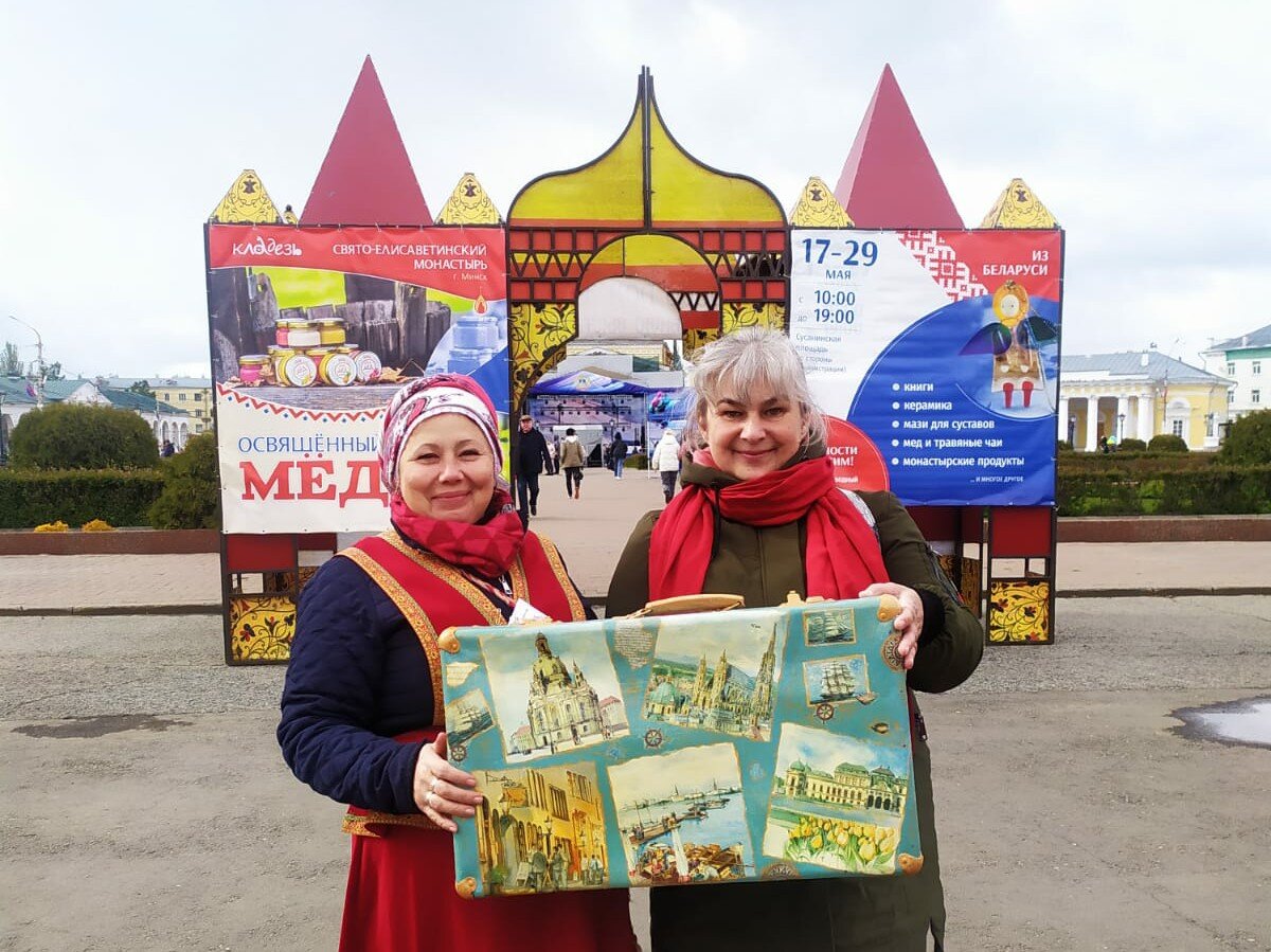 Сестра Евдокия, организатор всех активностей выставки-ярмарки, вдохновилась декором чемоданчика, моей переносной мастерской. Теперь такие и в минском монастыре появятся. 