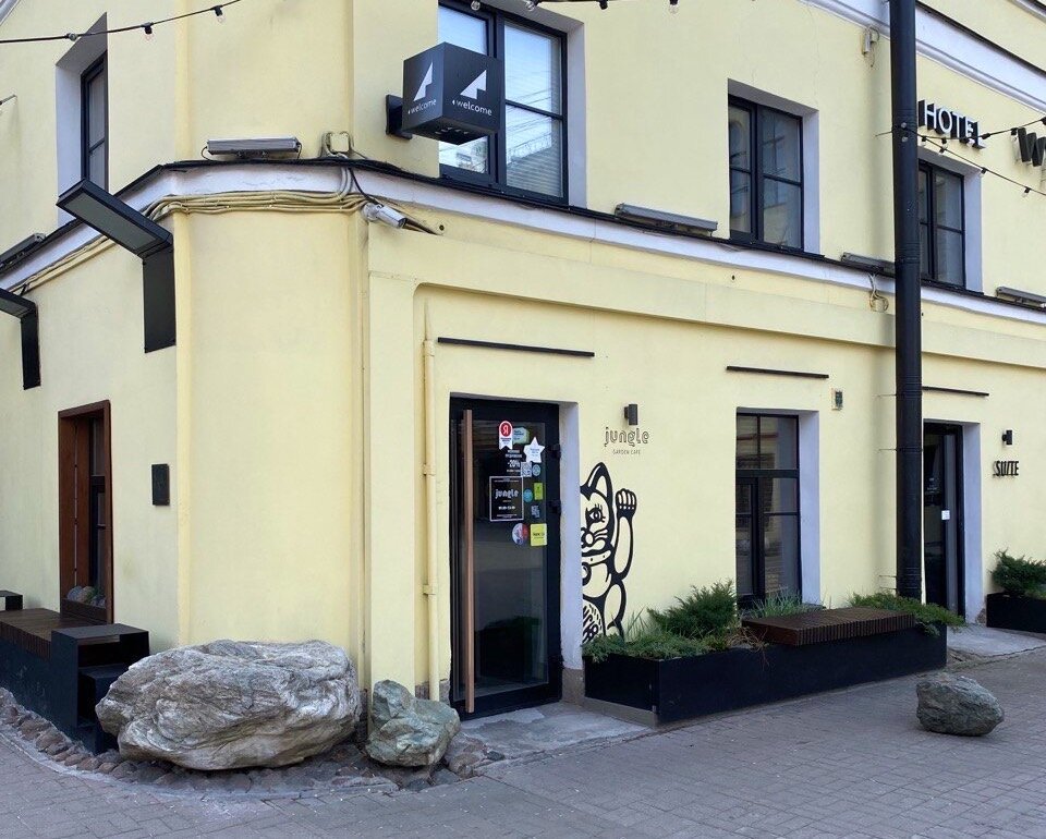 Находится Jungle в здании отеля Wynwood.