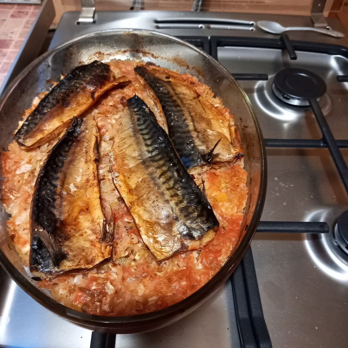 Готовое блюдо - необычное сочетание затомленной нежной капусты и хрустящей рыбы