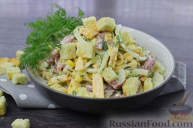 Сытный салат с огурцом, фасолью, сыром и копченой колбасой