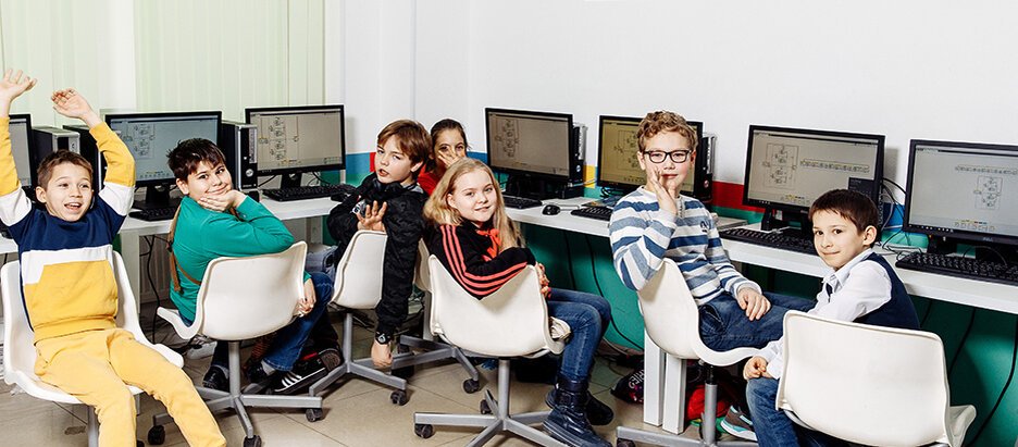 Студенты группы Kids Академии РУБИКОН пишут программу для роботов