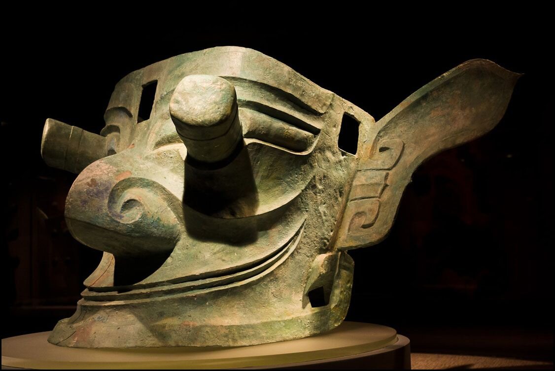 цивилизация саньсиндуй. период шан инь в древнем китае искусство. китайская бронзовая лев-маска. саньсиндуй раскопки. маска демона китай.