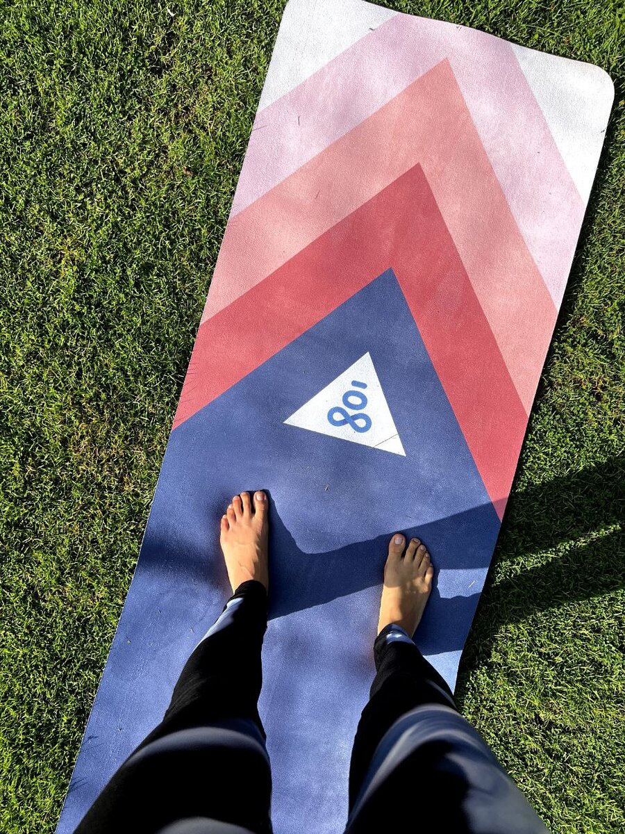 На фото коврик для йоги  Red Lava