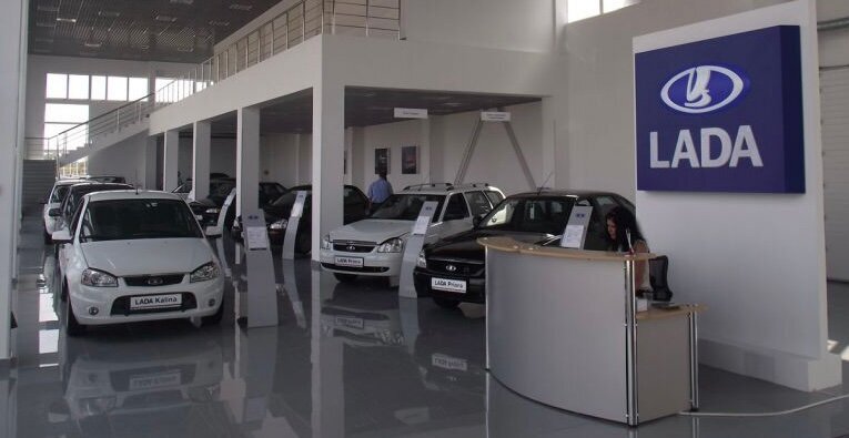  По данным аналитиков, новые авто, сейчас действительно подешевели, в большинстве дилерских центров.