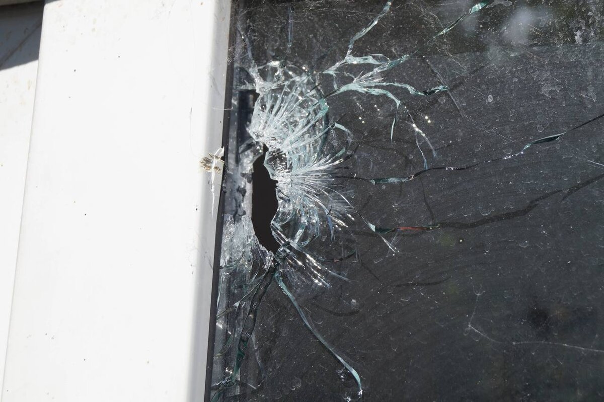 Следы разрушения после удара по домам.