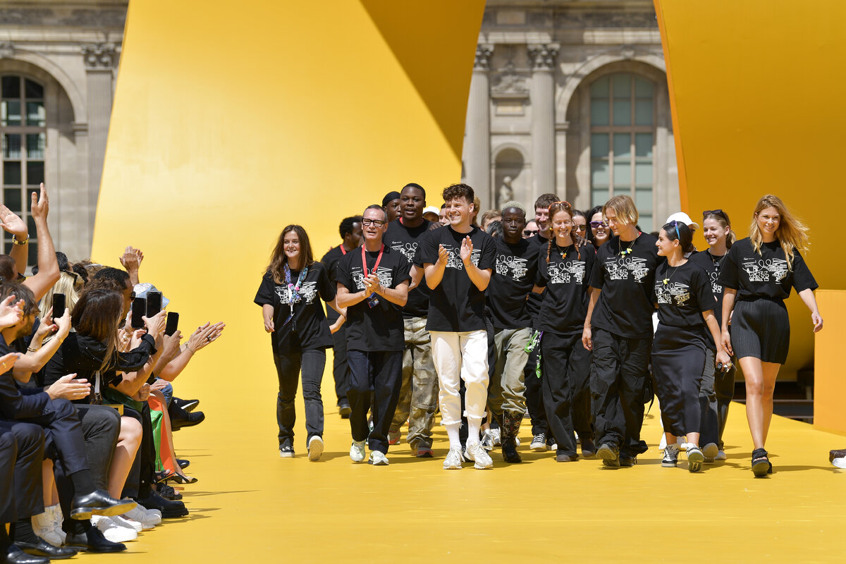     Команда мужской линии Louis Vuitton в финале шоу весна-лето 2023