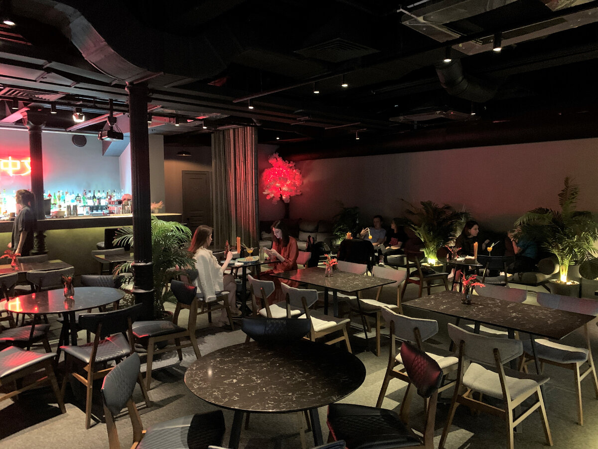 Справа вдоль стены расположились диванчики