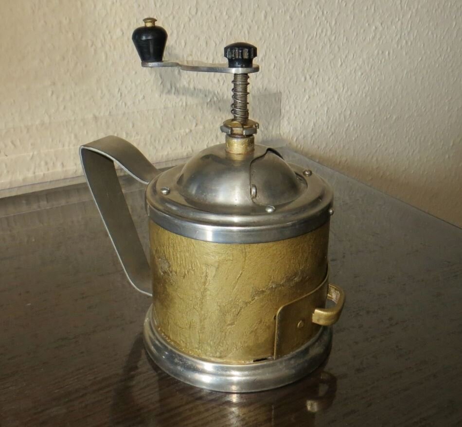 Винтажная ручная кофемолка , производства СССР -модель 1973-1979 годов выпуска. 