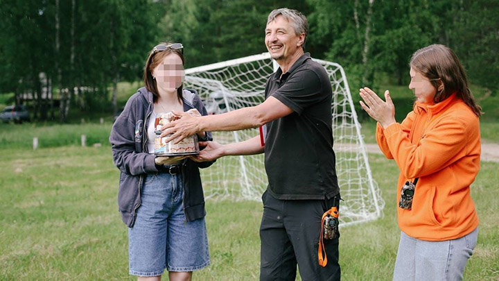 СЕРГЕЙ РЕМЕР С ВОСПИТАННИЦАМИ ЛАГЕРЯ "КАМЧАТКА ПСКОВ". ФОТО: KAMCHATKA-PSKOV.RU
