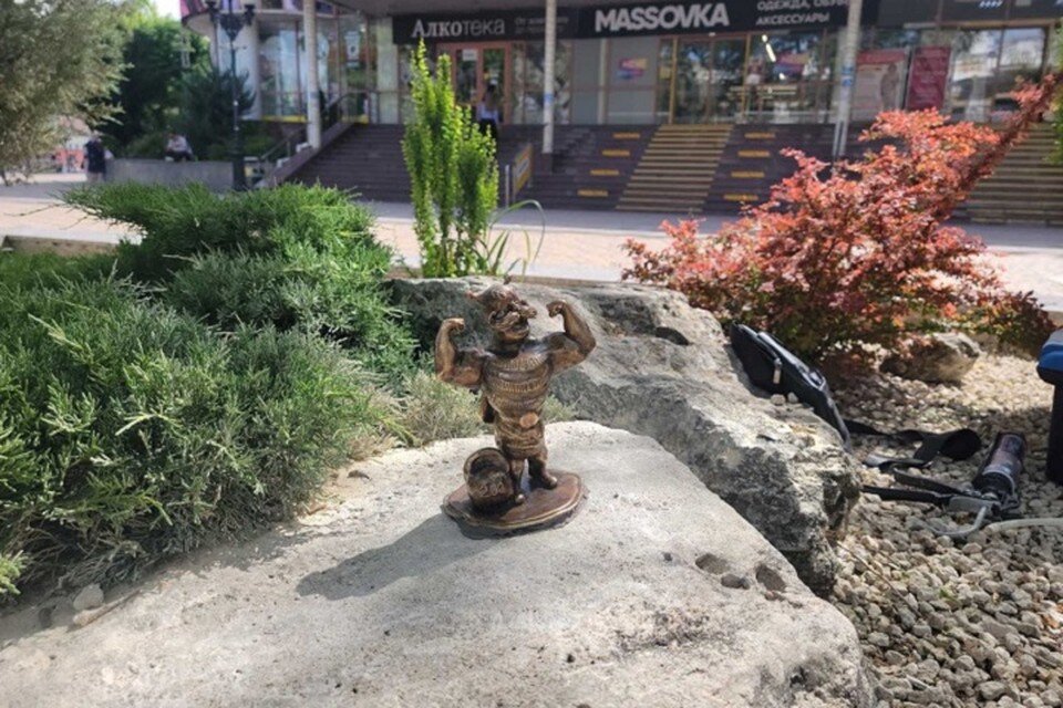     Фигурка Силача снова на прежнем месте. Фото: Симферопольские пчелы/VK