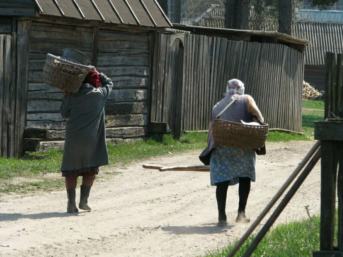 Русские тетки заставляют. Деревенская бабушка. Женщина идет по деревне. Жители сельской местности. Городские и Деревенские жители.