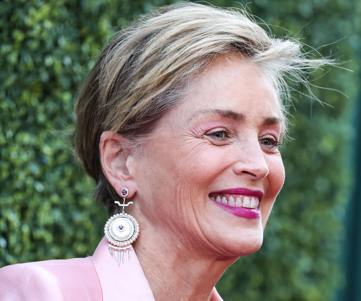     «Потрясающе стройные ноги!»: Шэрон Стоун в комбинезоне с длинным шлейфом произвела фурор