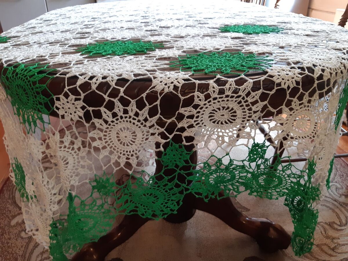 зеленый цвет - одна из боковых сторон шторы