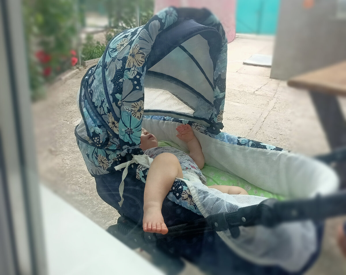 Из личного архива автора - да что вы понимаете в удобных позах для сна)))