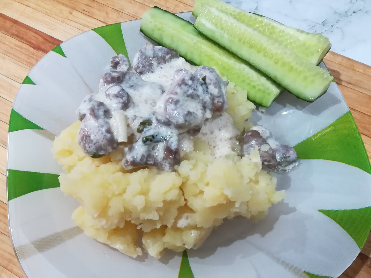 Куриные сердечки в сыром соусе с картофельным пюре