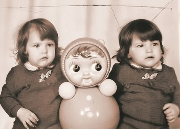 Фотка из детства Ани и Тани Коркины. Фото взято из открытых источников.