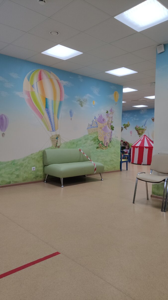 Интерьер, до сих пор с ковидными ограничениями