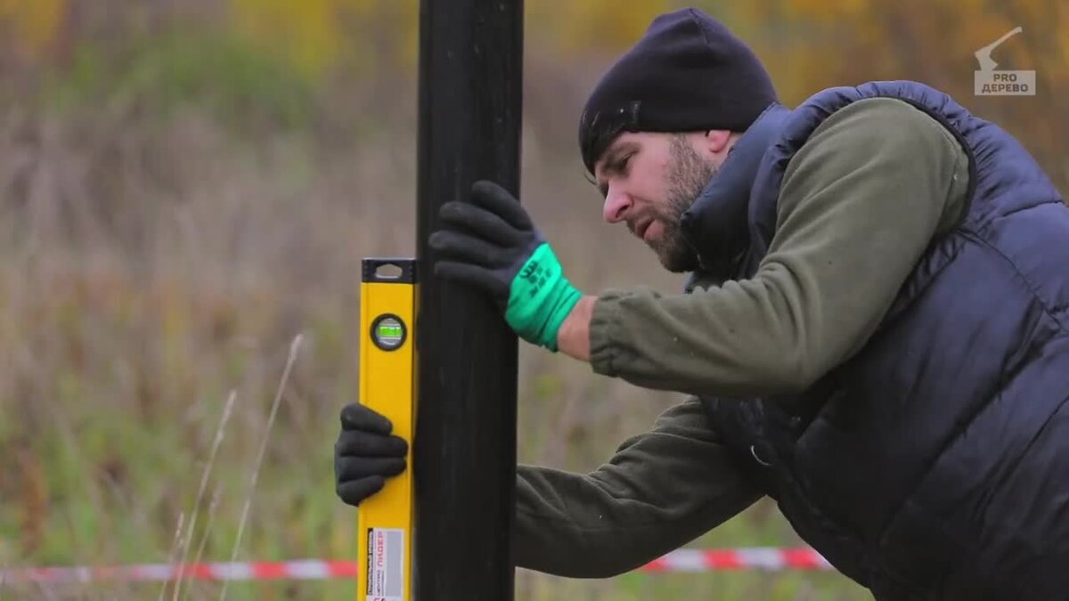 Обязательно вкручивайте сваи строго вертикально по уровню