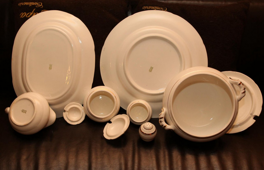 Те же предметы, что и на предыдущем снимке с другого ракурса (с клеймами). Фото взято из свободного доступа в интернете.