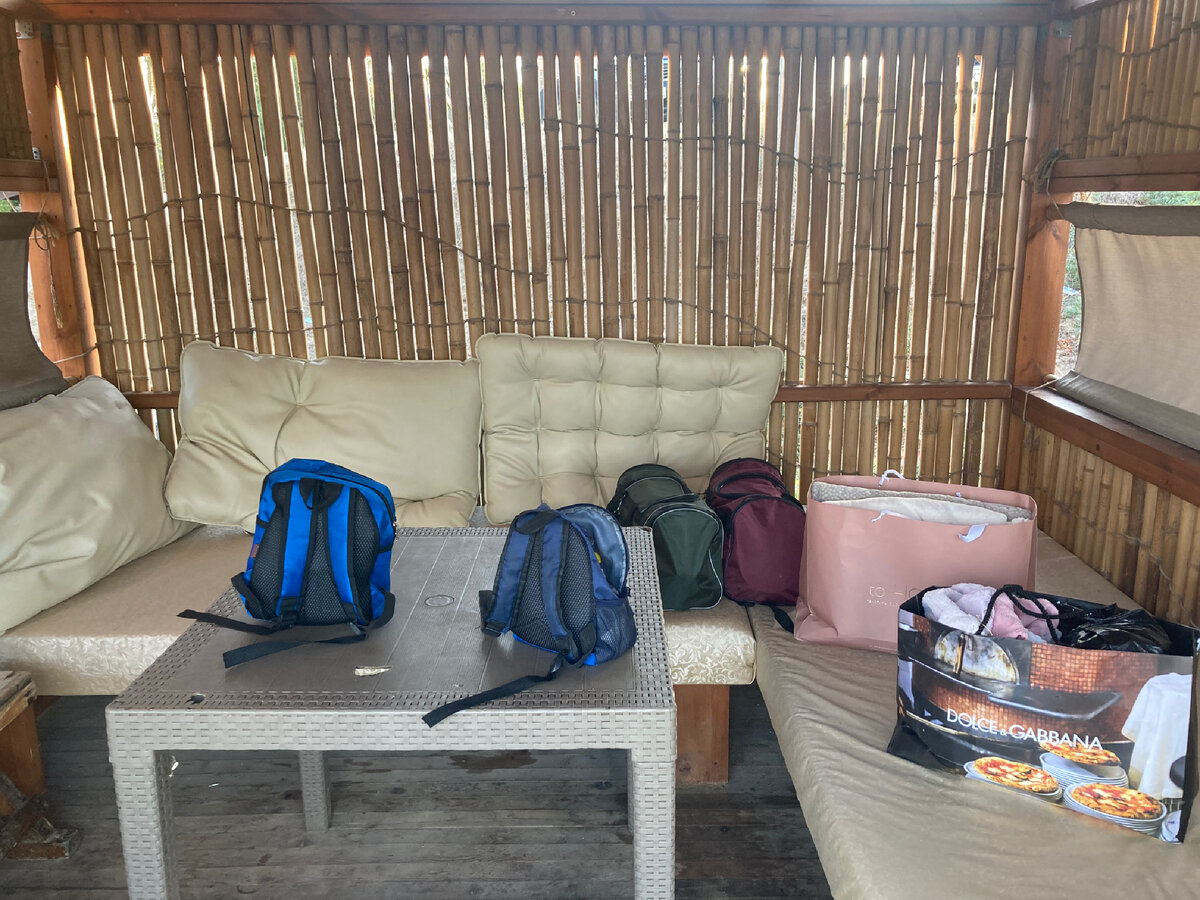 Мягкие тахты, лежак. С перейди закрывается шторами, столик. И все это прям у берега. 