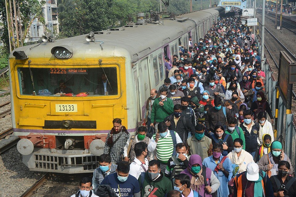     Чатурведи покупал два билета на поезд по 35 рупий каждый и расплатился банкнотой в 100 рупий. Но сдачи получил только 10, вместо положенных 30 рупий  GLOBAL LOOK PRESS