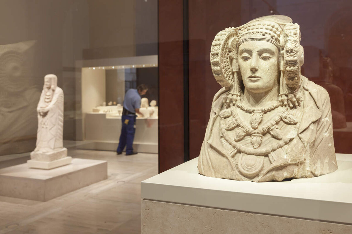 В 1897 году археологи обнаружили потрясающий артефакт в частном поместье Алькудия в Валенсии, Испания. Этой находкой стала статуя – полихромный бюст женской головы.