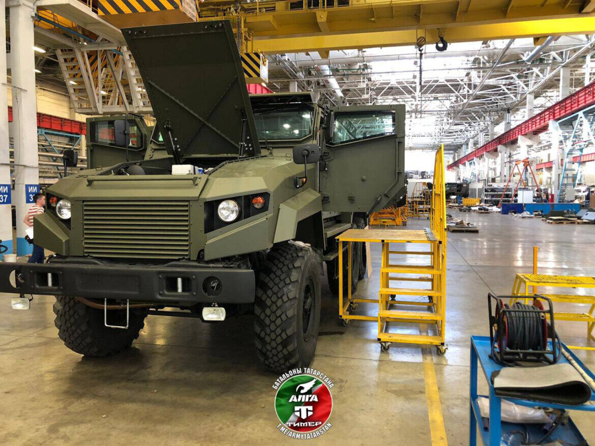 Броневик изготовлен на серийном армейском шасси с надстройкой, которая по классу защиты соответствует «Тайфуну»Фото: телеграм-канал «Батальоны Татарстана: Алга и Тимер»
