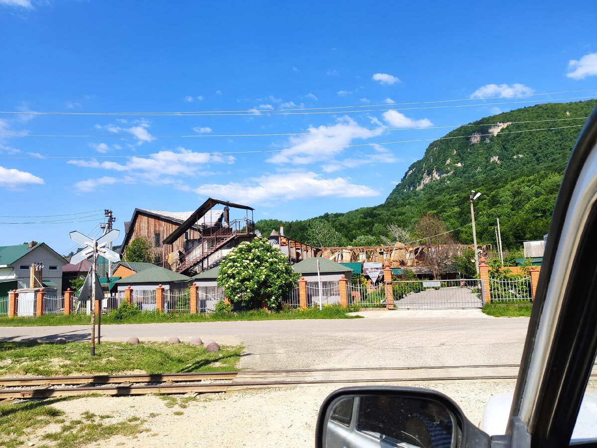 Вид с парковки на гостиницу "Большая медведица"