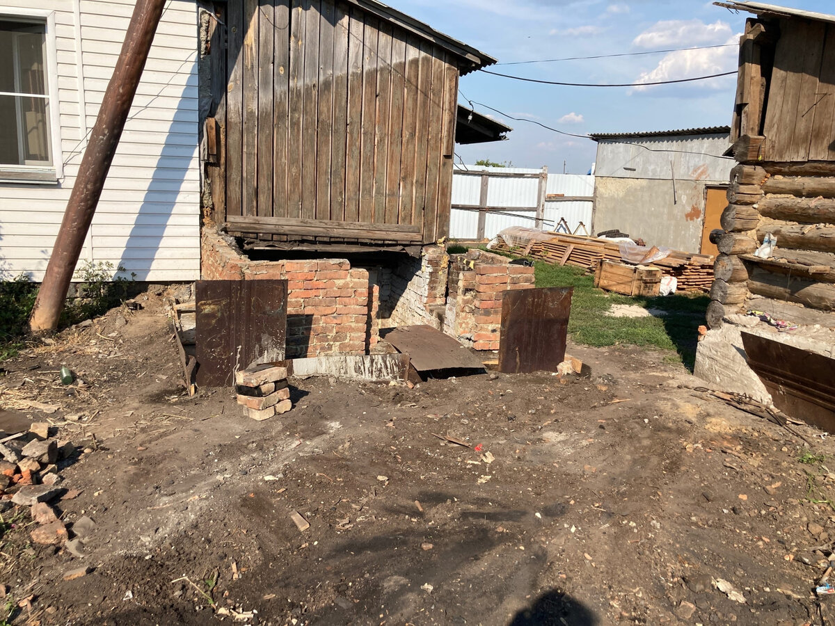 Опалубка под фундамент. Тут заливка уже была в процессе. 