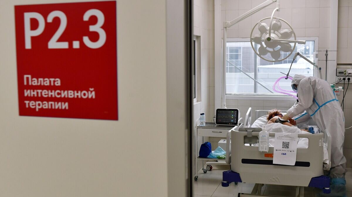    Медик и пациент в резервном госпитале для лечения больных коронавирусом в АТЦ "Москва"© РИА Новости / Алексей Майшев
