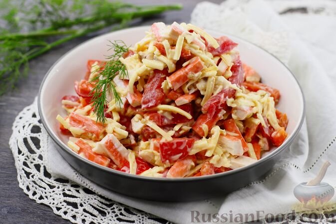 Классический крабовый салат с кукурузой и рисом