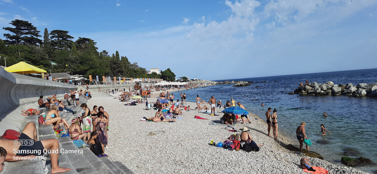 Людей на пляже еще много.