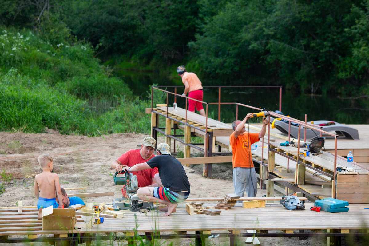 Жители Вельга парка своими руками строят зону отдыха 