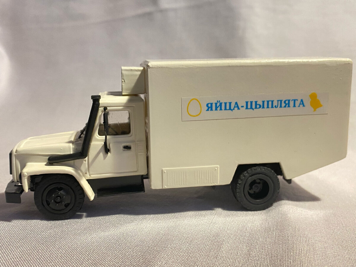 Фирма внесла в свой ассортимент данный термофургон почти сразу, однако сначала он появился на шасси Газ 53, что лучше ложится на здравую логику. Почему? Ну, скажем, надстройка, согласитесь, выглядит архаично, а Газ 3307 - машина современная.