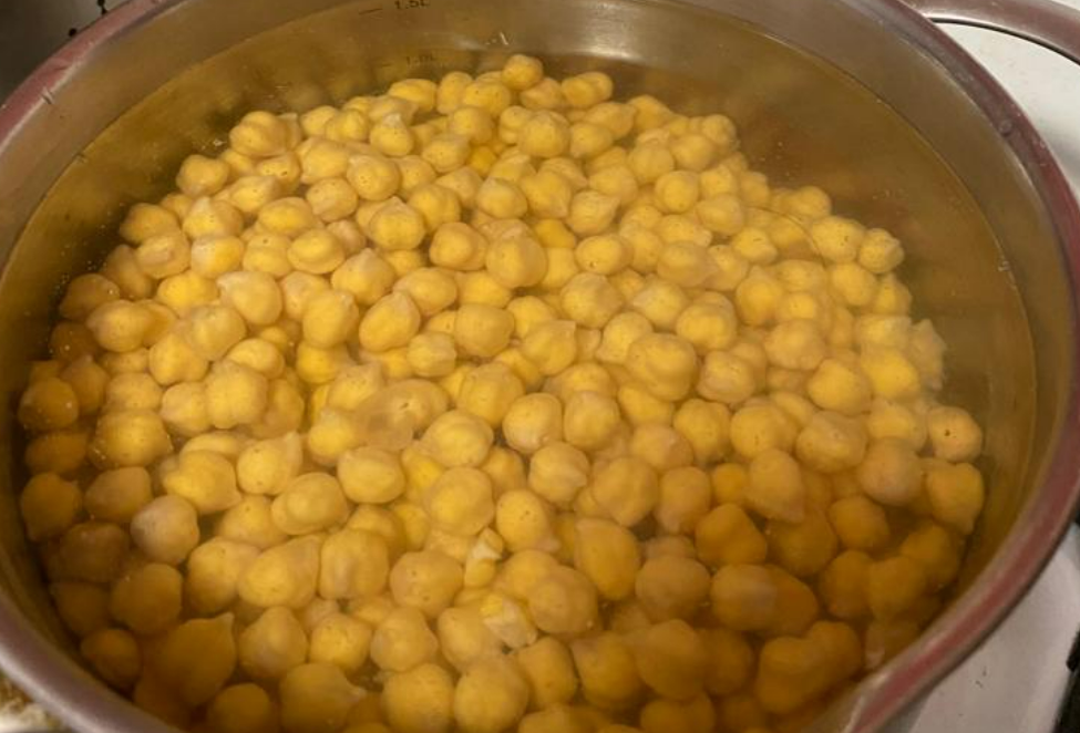 замочила 350 грамм нута на 12 часов ( с вечера и до утра).  