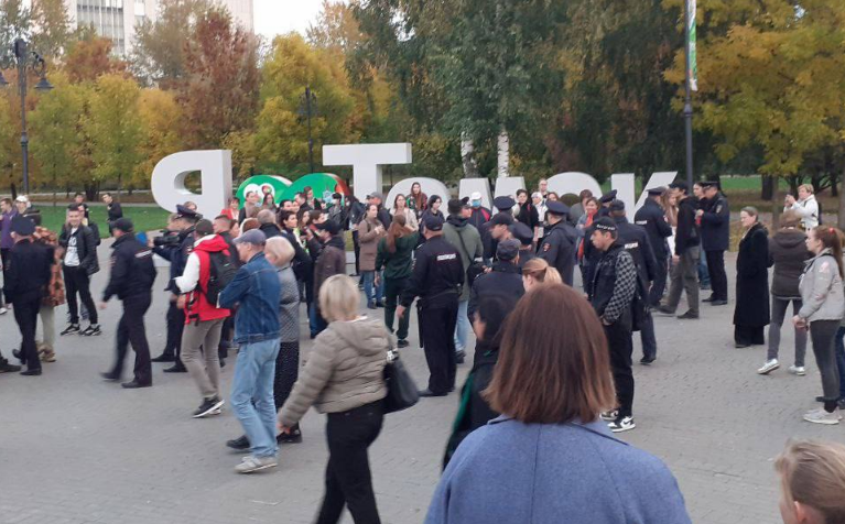 Вот такие фото сейчас в канале Собчак "Кровавая барыня". С ее слов это митинг в Томске против мобилизации.  
