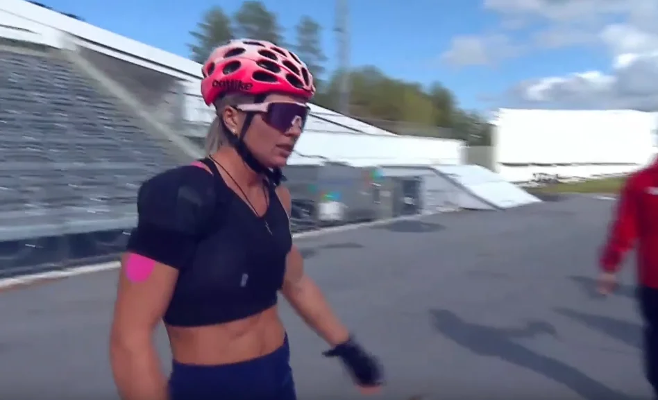 Татьяна после гонки в сентябре 2021. Напоминает киборга с плечевым суппортом