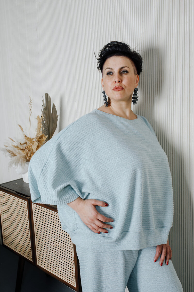 Фасон свитера помогает скрыть объемы