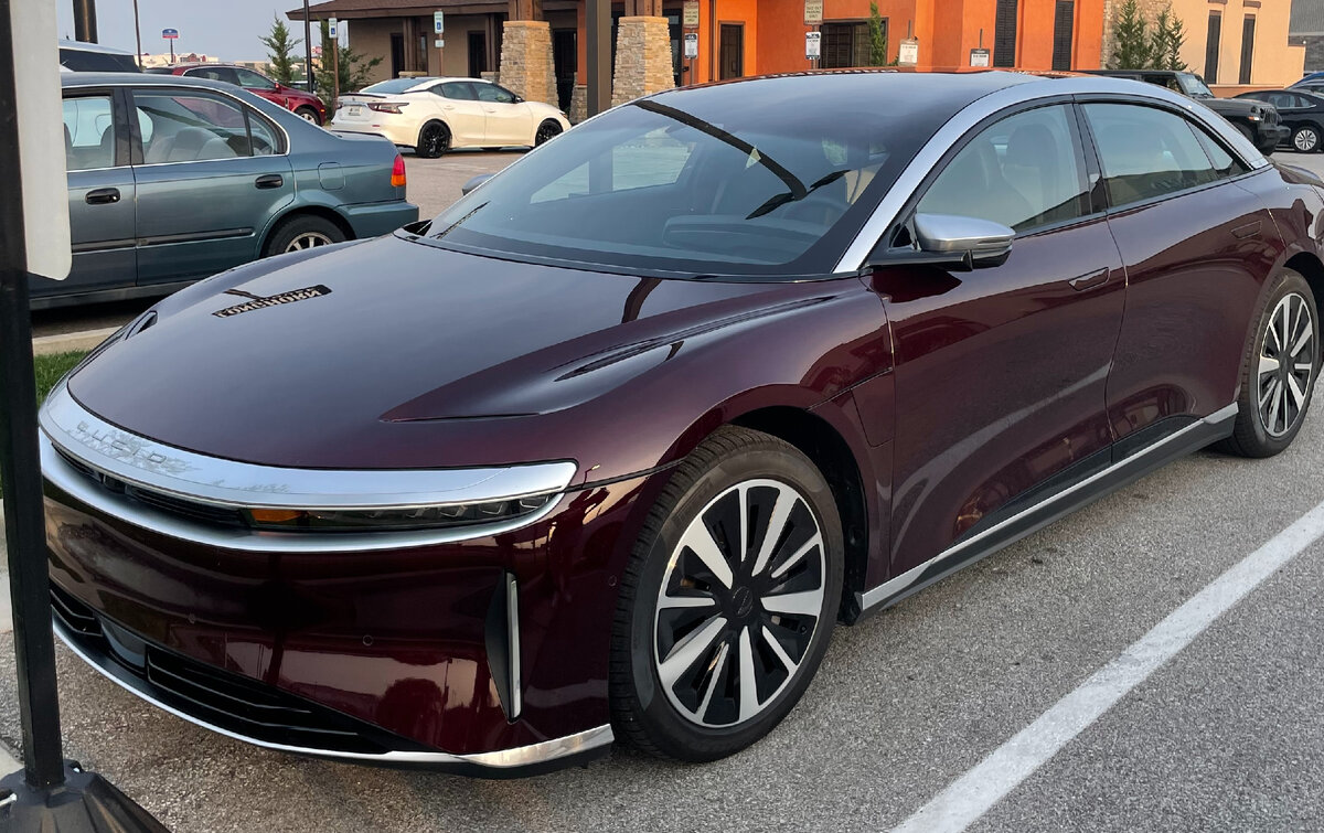 Lucid Air Dream Edition в 1111 ЛС или 817 КВТ , ёмкость аккумуляторов 120 КВТ/Ч . Автономность до 800 км .