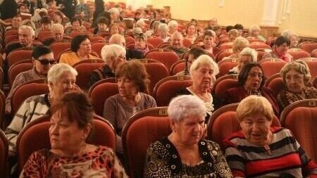     На сцене Хабаровской краевой филармонии чествовали тех, кто своим доблестным трудом, талантом, профессиональным мастерством способствовал развитию и укреплению нашего региона.