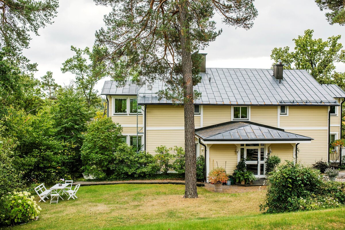 Так вилла выглядит со стороны. Она находится в небольшом шведском городке